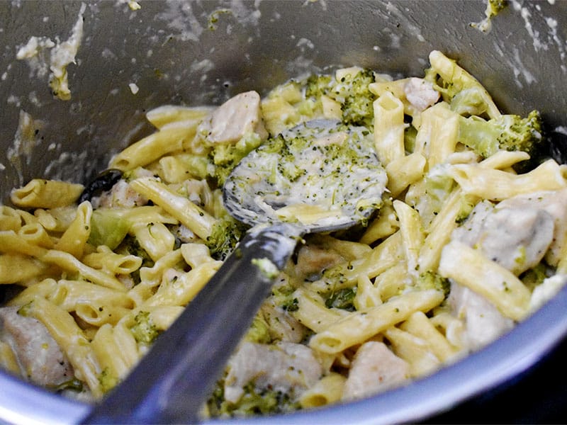 chicken alfredo with broccoli in an instant pot